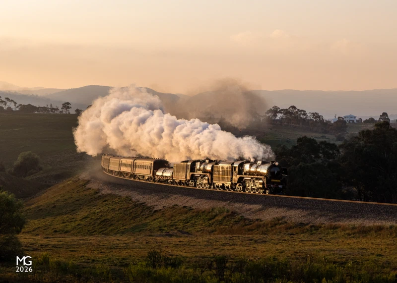 Bull farm The setting sun manages to punch through the hazy skies over Bacchus Marsh to highlight R711 and R707, as they charge through the curves of Parwan on their way back home to Melbourne. Having worked Steamrail's Eureka Express solo from Melbourne to Ballarat, R711 picked up R707 for the return journey home. The latter had spent a week at Ballarat undergoing boiler repairs after failing on a tour the week prior.